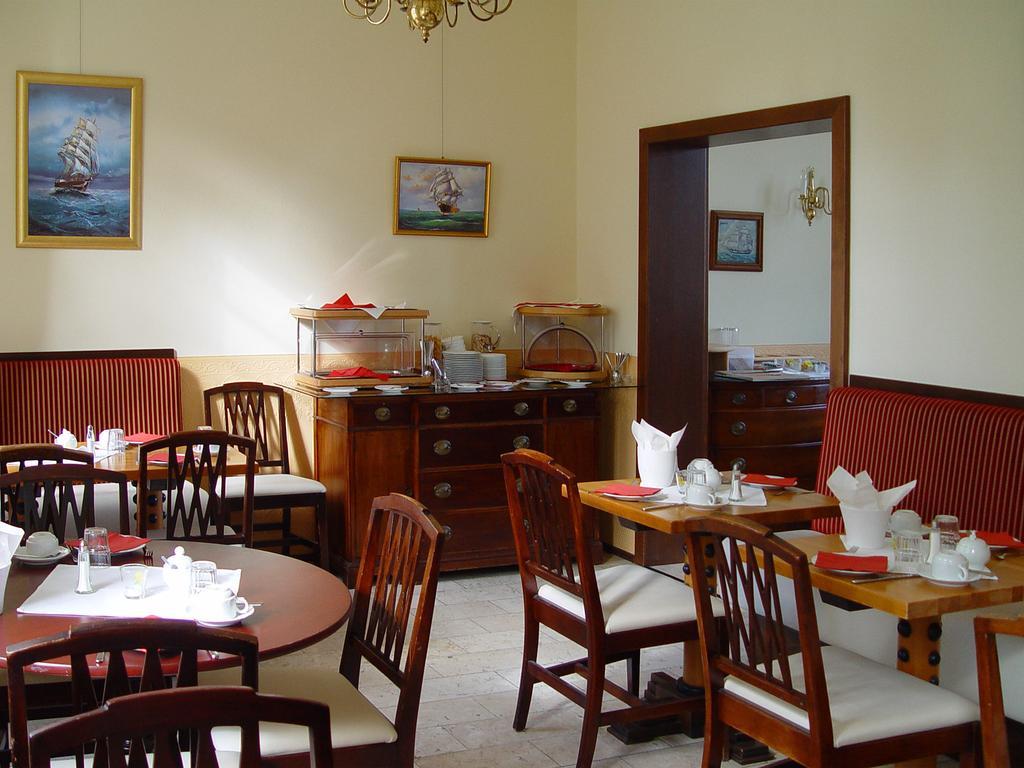 Hotel Altes Hafenhaus Росток Экстерьер фото