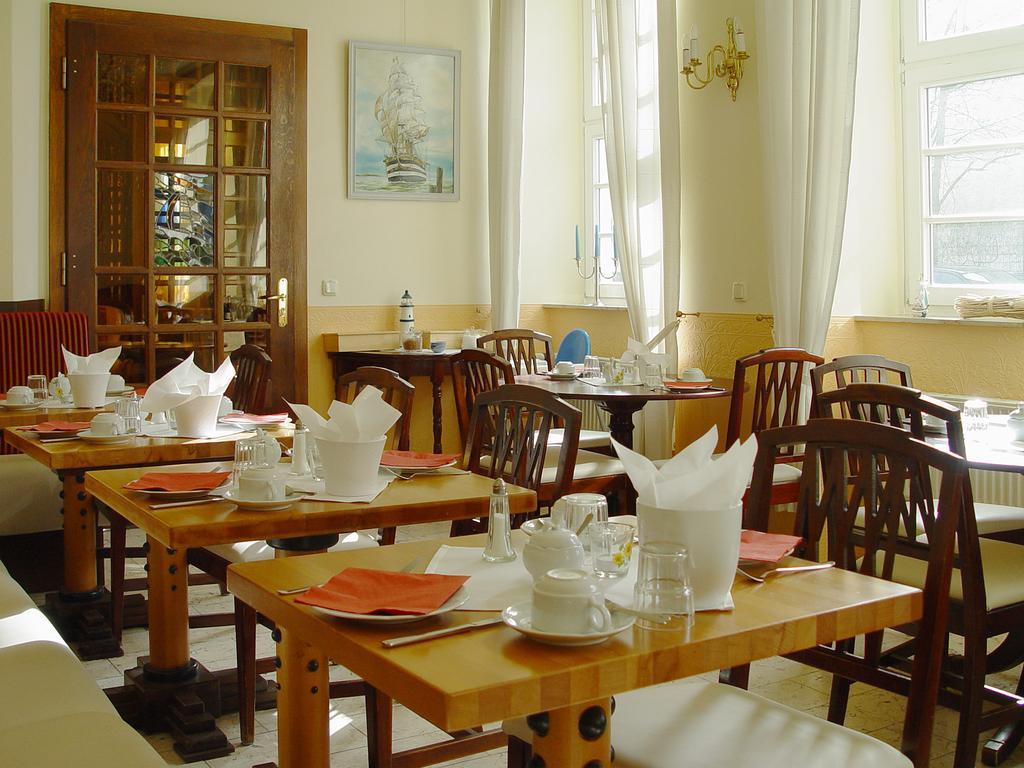 Hotel Altes Hafenhaus Росток Экстерьер фото